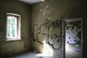 Dawny pokój komendanta. Na ścianach grafitti na wprost okno