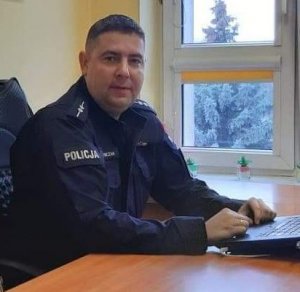 Funkcjonariusz 6 Komisariatu Policji w Łodzi przy biurku