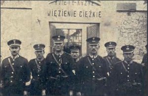 skan z fotografii analogowej przedstawia Policyjna eskorta przed bramą Więzienia Ciężkiego na Świętym Krzyżu