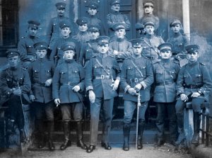 skan zdjęcia przedstawiający Polscy funkcjonariusze Policji Górnego Śląska z Lipin, powiat świętochłowicki, 1921 r.