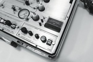 Klasyczny, mobilny, walizkowy poligraf pisakowy amerykańskiej firmy Lafayette zdjęcie urządzenia