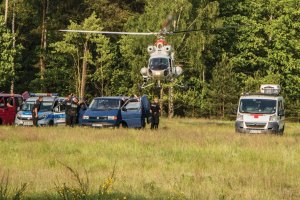 pojazdy w lesie i helikopter gotowe do akcji