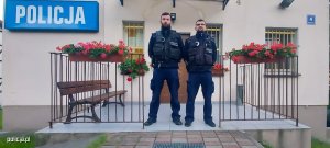 policjanci na schodach przed budynkiem sierż. sztab. Piotr Radzanowski i st. sierż. Paweł Szafran