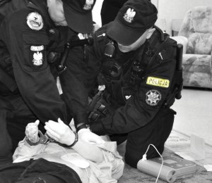 Policjanci muszą być przygotowani na sytuacje, w których pomimo profesjonalnie wykonywanych czynności ratowniczych, zgodnie z przyjętym kanonem postępowania, osoby poszkodowane umierają z powodu skrajnie ciężkich obrażeń lub innych nieurazowych stanów chorobowych.