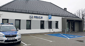 Budynek policji przed stoi radiowóz