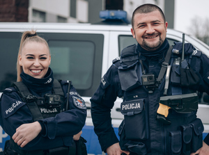 Twórcy serialu w każdym 23-minutowym odcinku przedstawiają funkcjonariuszy służących w różnych pionach. Pokazują nie tylko, na czym polega służba w Policji, ale także to, jakimi ludźmi są policjanci.