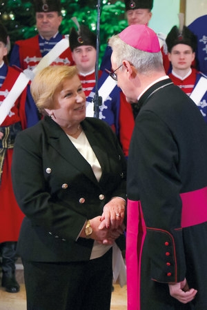 Prezes Irena Zając dziękuje biskupowi Wiesławowi Lechowiczowi