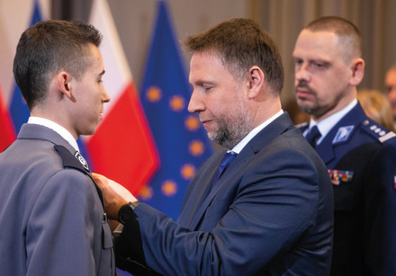 minister kierwiński przypina medal policjantowi
