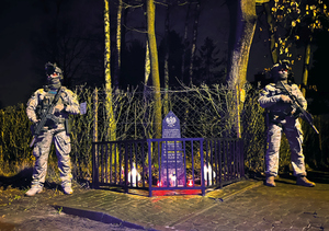 policjanci BOA trzymają wartę przy pomniku poległych