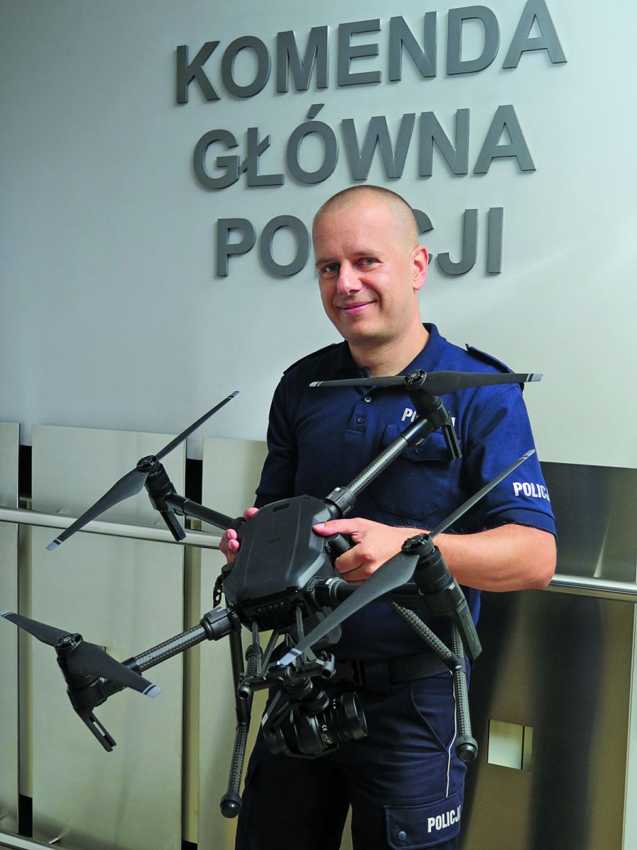 nadkomisarz Adriana Słowikowski trzyma w rękach drona
