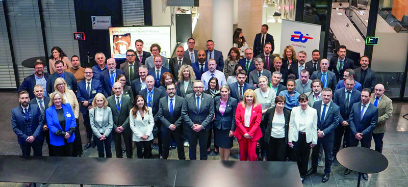 Zdjęcie grupowe uczestników konferencji.