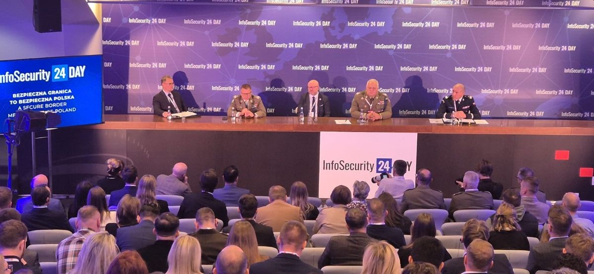 I zastępca Komendanta Głównego Policji wśród prowadząch konferencję. 
