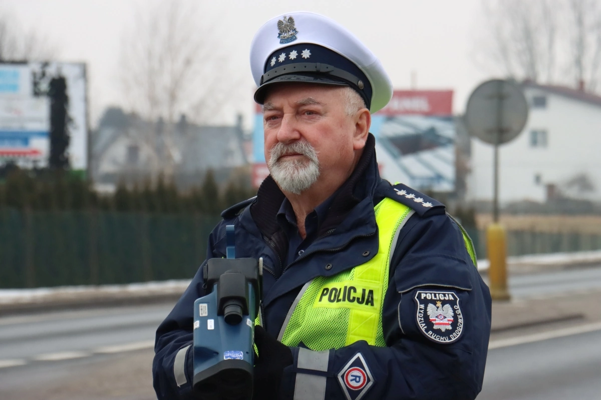 Policjant z wideorejestratorem na ulicy.