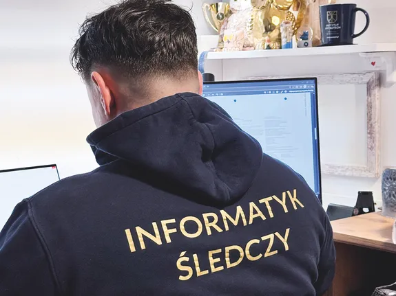 działania na sprzęcie informatycznym, różne urządzenia rozebrane i sprawdzane