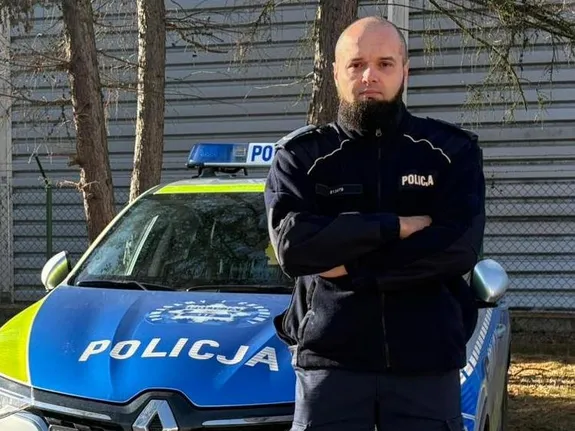 policjanci pozują do zdjęć przy radiowizach, budynkach i właśnie