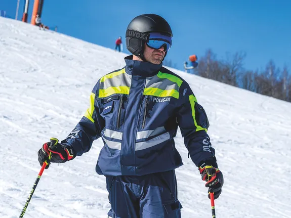 policjanci na stoku na nartach i pojeździe.
Potem są wręczane nagrody za zwycięstwa w pomieszczeniu