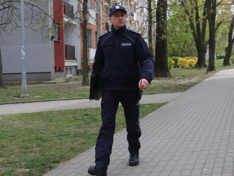 dzielnicowy przemierza swój rewir