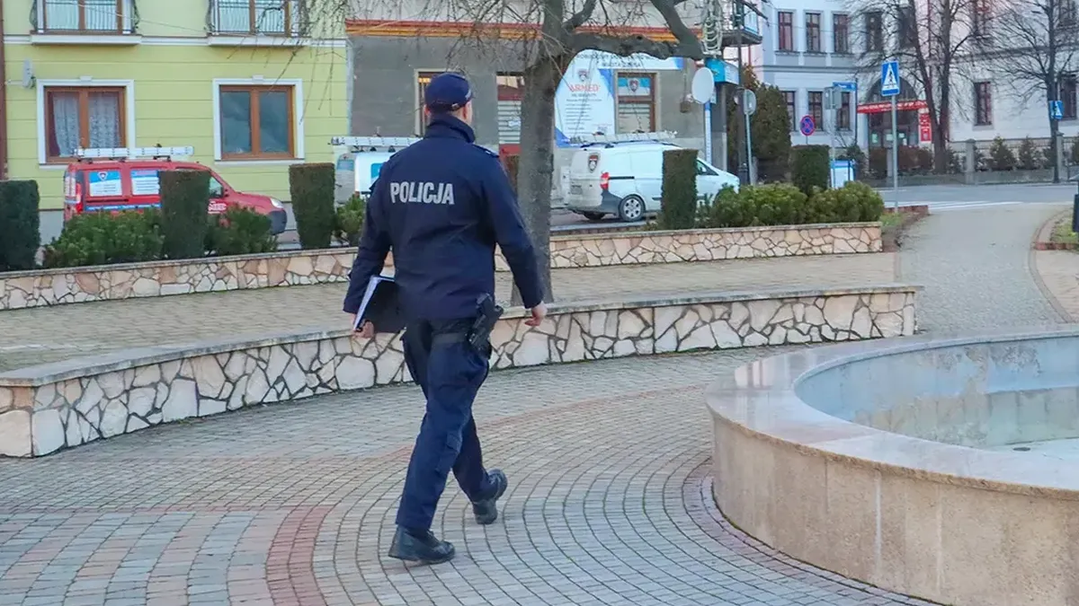 dzielnicowy na rynku miasta