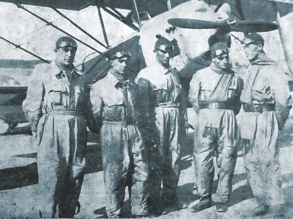 stare zdjęcie 4 pilotów na tle samolotu