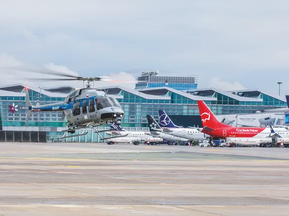 lot śmigłowca nad płytą lotnictwa