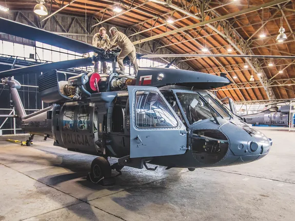 helikopter w hangarze
