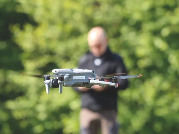 dron w tle człowiek