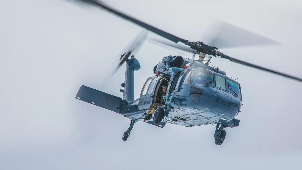 black hawk w locie, to znaczy helikopter