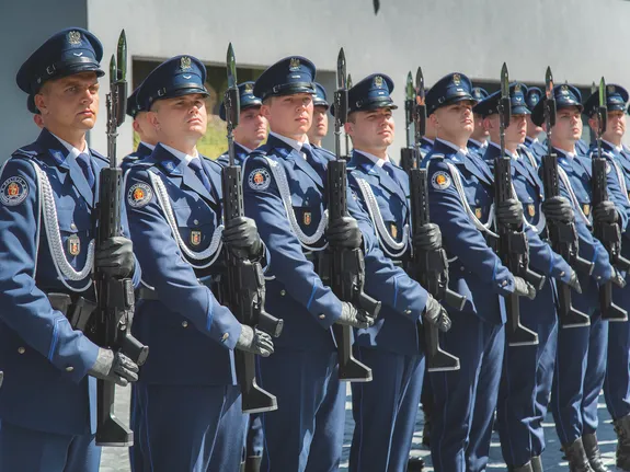 policjanci w szyku salutują