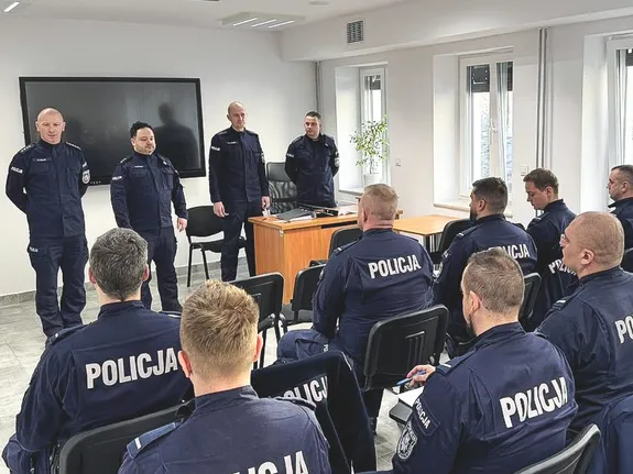 policjanci w ławkach