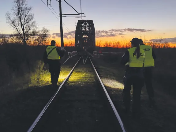 policjanci na torach o zmierzchu