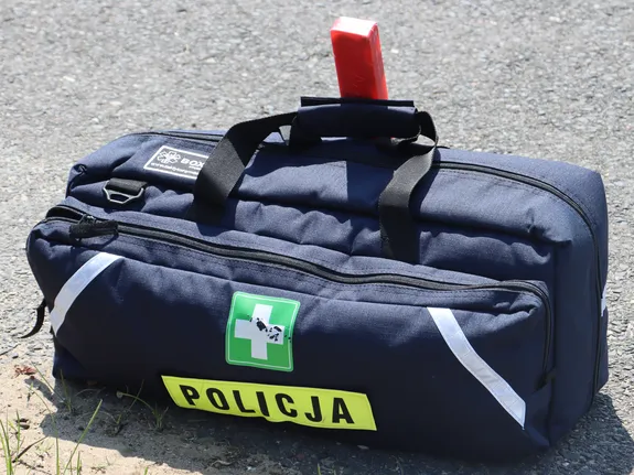 torba medyczna z napisem policja