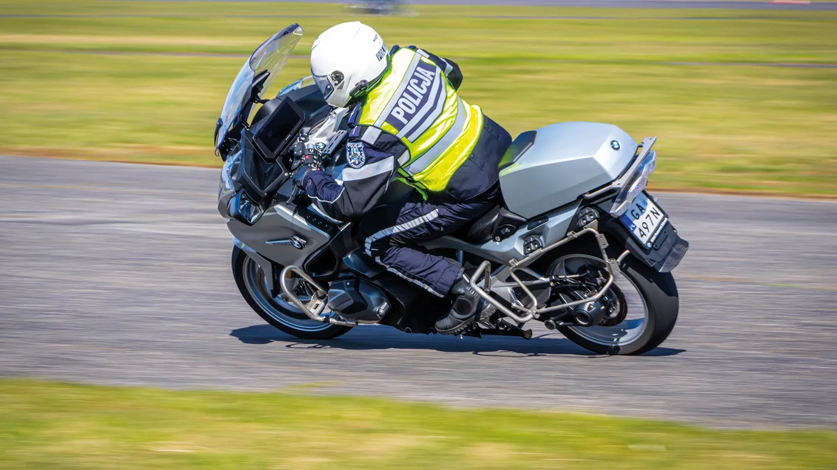 motocykl na torze w zakręcie