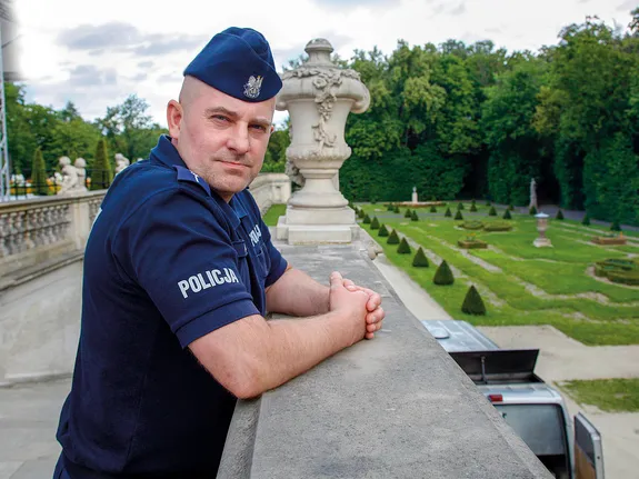 policjant przy barierce w zamku