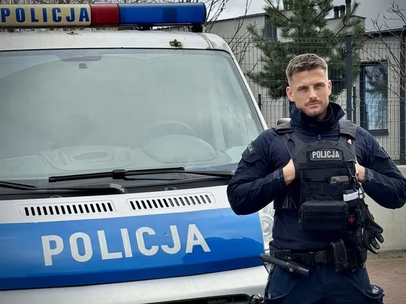 policjant przy radiowozie