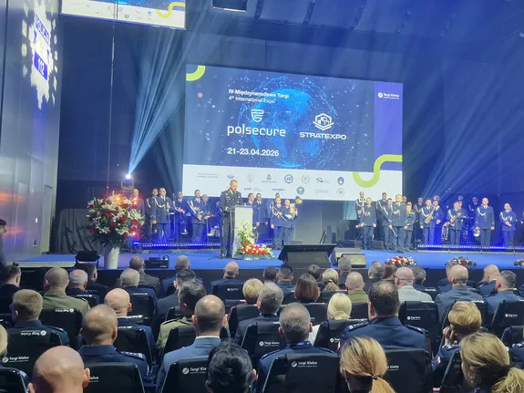 sala konferencyjna komendant przemawia do tłumu