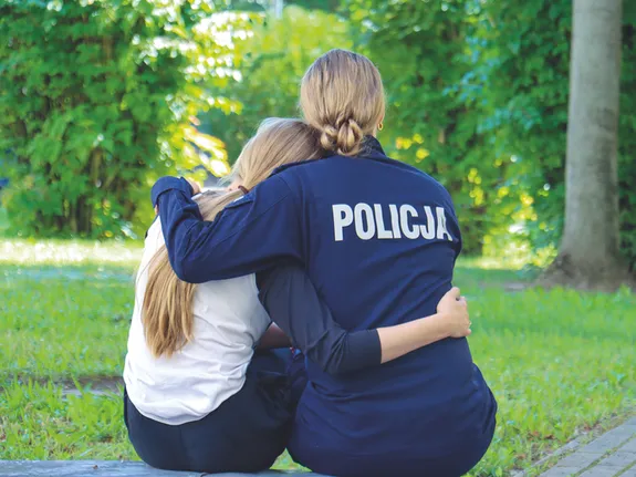 Policjantka obejmująca córkę