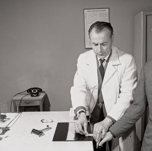 Pobieranie odcisków palców, lata 70. Mężczyzna pracuje przy Pobieranie odcisków palców
