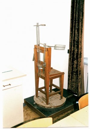 stara fotografia pokazująca Krzesło sygnalityczne używane do wykonywania fotografii przestępców i podejrzanych