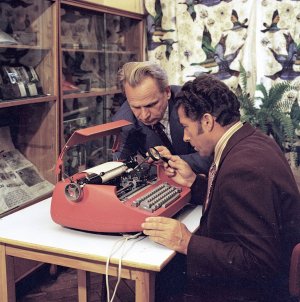 dwaj mężczyźni pracują z maszyną do pisania. Dział Badań Dokumentów Zakładu Kryminalistyki KG MO