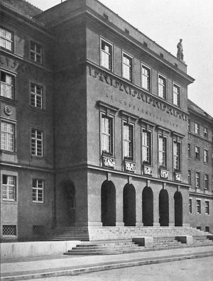 skan zdjęcia budynek policji w Opolu od frontu z lat dwudziestych