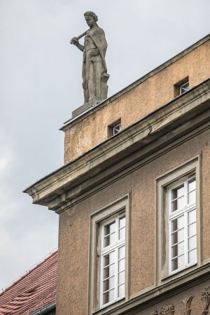 posąg kobiety na jednym z gzymsów budynku
