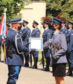 Komendant Główny Policji wręcza policjantce list gratulacyjny