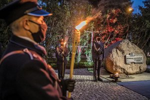 Uroczysty apel przy obelisku „Poległym Policjantom – Rzeczpospolita Polska”