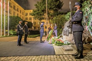 Gen. insp. Jarosław Szymczyk oddaje honor poległym policjantom