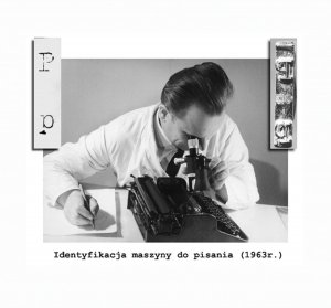 Identyfikacja maszyny do pisania, lata 60. Mężczyzna przed mikroskopem