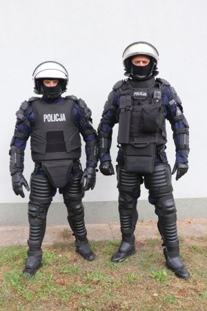 dwaj policjanci w kombinezonie do działań prewencyjnych