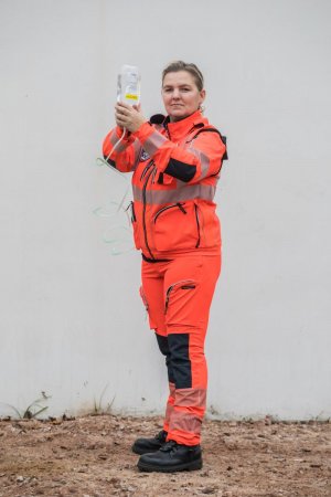 policjantka w stroju ratownika medycznego