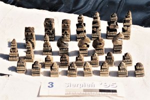 Wykonane ręcznie przez jeńców Ostaszkowa szachy, znalezione w jednym z dołów śmierci w 1995 r.
