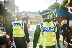 Dwóch brytyjskich policjantów patroluje ulicę miasta