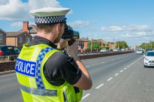 brytyjski policjant prowadzi kontrolę prędkości przez wideorejestrator